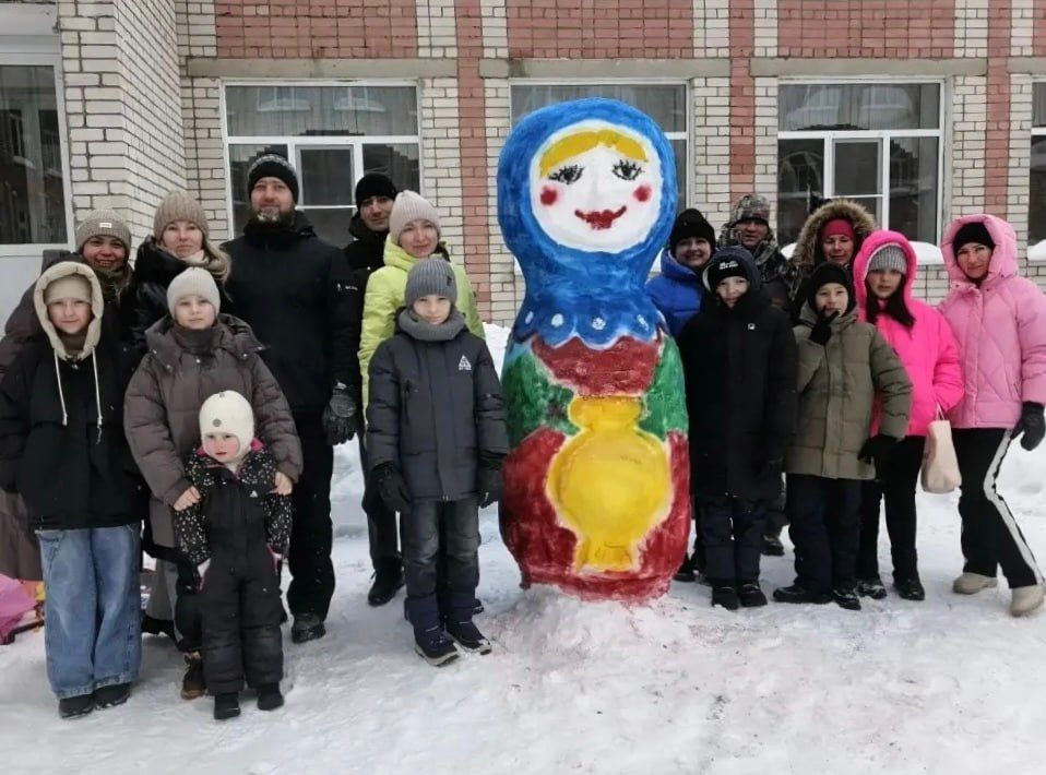 Доброе утро, ЙошкарОла!. Сегодня хотим поделиться фото семьи снежных матрёшек, каждая из которых отражает культуру одного из народов нашей страны: