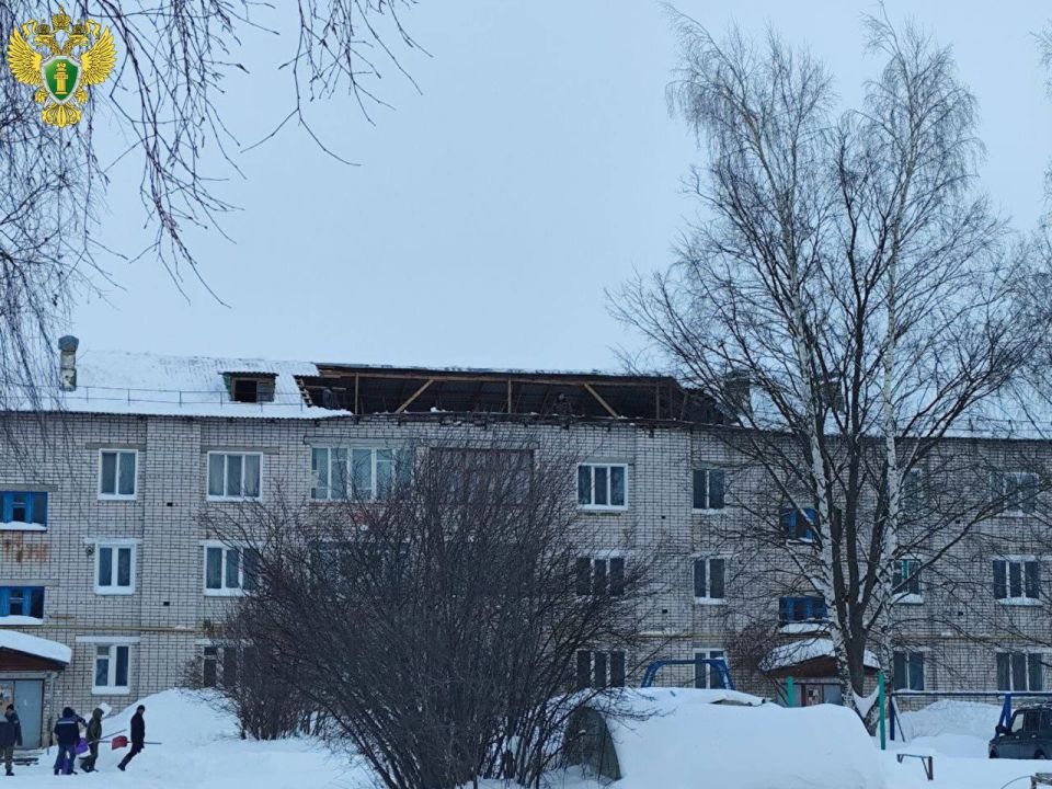 Прокуратура Новоторьяльского района проводит проверку по факту частичной деформации кровли в жилом многоквартирном доме по ул. Молодежная п. Новый Торьял