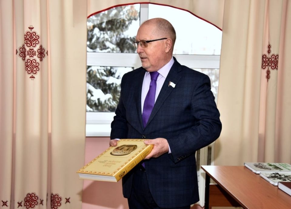 Михаил Васютин передал Национальной библиотеке имени С.Г. Чавайна несколько ценных экземпляров в рамках акции «Подари новую книгу любимой библиотеке»