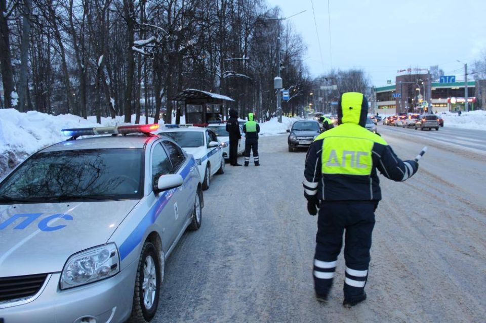 Вчера, 11 февраля, в вечернее время в Йошкар-Оле на ул. Машиностроителей прошла сплошная проверка водителей по соблюдению водителями правил перевозки детей в транспортных средствах