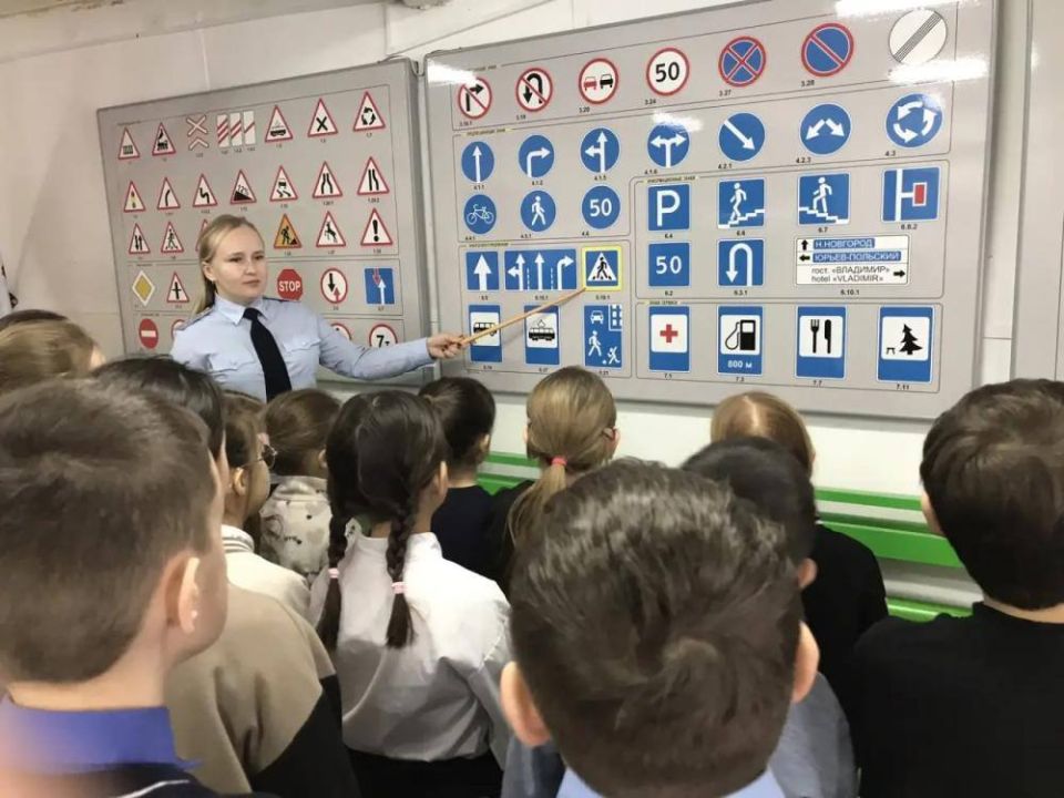 В Сернурском округе сотрудники Госавтоинспекции проводят уроки дорожной безопасности в кабинетах для обучения детей Правилам дорожного движения