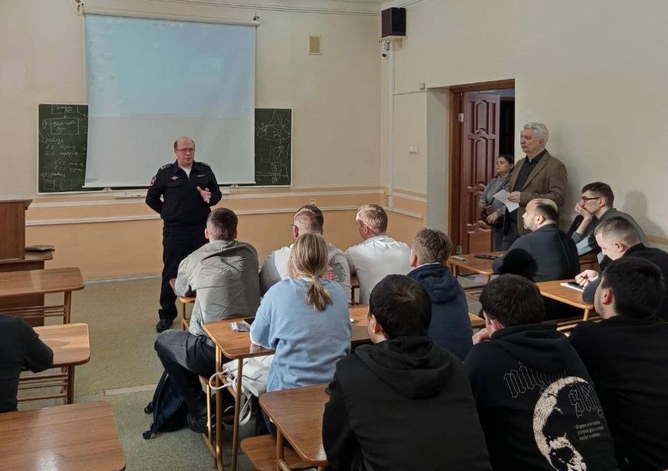 Заместитель руководителя региональной Госавтоинспекции рассказал студентам о возможности поступления на службу в ГАИ