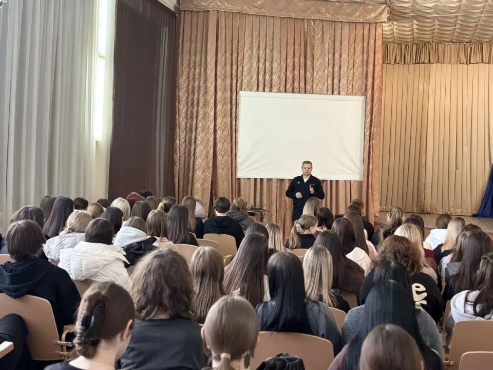 Заместитель Министра внутренних дел по Республике Марий Эл Виталий Любинецкий и начальник отдела профессиональной подготовки управления по работе с личным составом МВД по Республике Марий Эл Елена Леухина в рамках проекта...