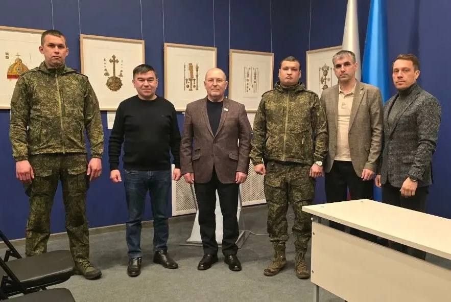 ДЕЛЕГАЦИЯ МАРИЙСКОГО ПАРЛАМЕНТА ВСТРЕТИЛАСЬ С БОЙЦАМИ В ЛНР С ГУМАНИТАРНОЙ МИССИЕЙ