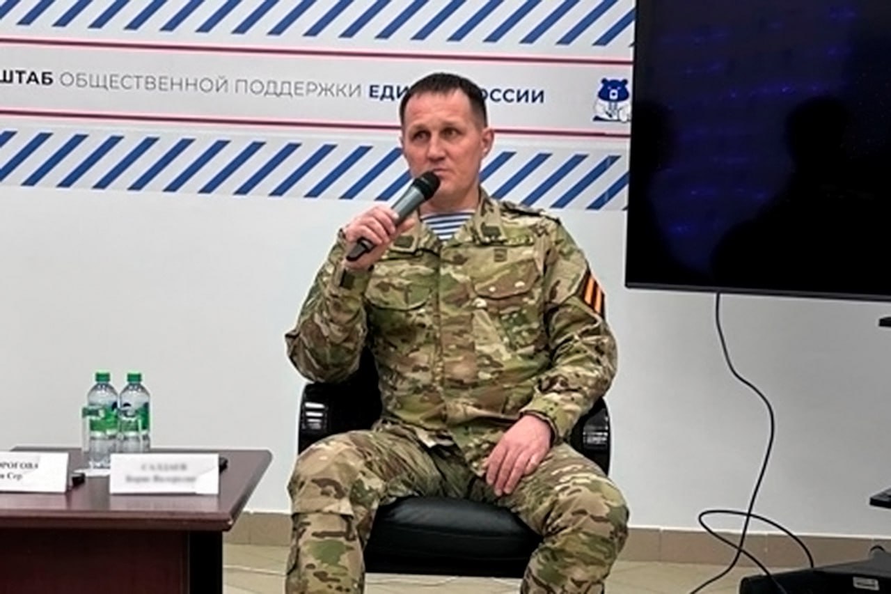 В Йошкар-Оле на базе Штаба общественной поддержки республики прошла встреча молодых сотрудников уголовно-исполнительной системы с участником боевых действий, ветераном СВО и депутатом Госсобрания Марий Эл Борисом Салдаевым