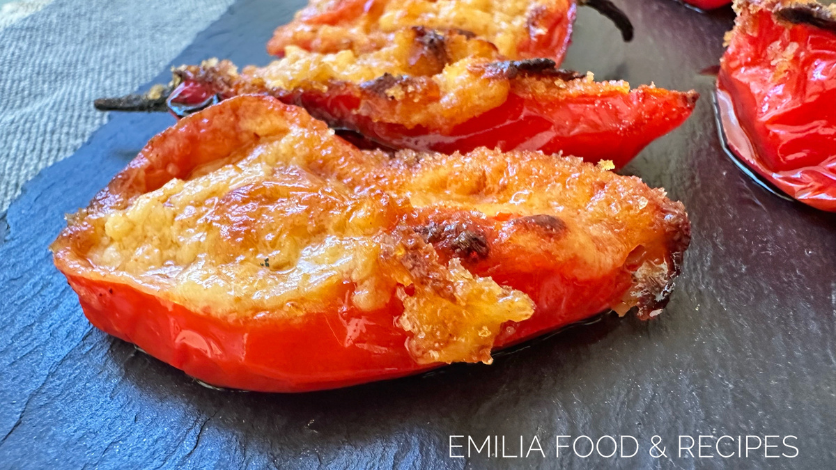 Острые перцы с нежной начинкой: вкусная закуска, которая удивит