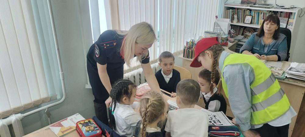 В Козьмодемьянске сотрудники Госавтоинспекции совместно с отрядом ЮИД «12 Маршрут» Козьмодемьянского лицея провели занятия с учениками младших классов В Козьмодемьянске сотрудники Госавтоинспекции совместно с отрядом ЮИД «12 Маршрут» Козьмодемьянского лицея провели занятия с учениками младших классов
