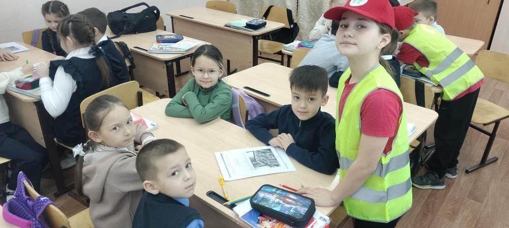 В Козьмодемьянске сотрудники Госавтоинспекции совместно с отрядом ЮИД «12 Маршрут» Козьмодемьянского лицея провели занятия с учениками младших классов В Козьмодемьянске сотрудники Госавтоинспекции совместно с отрядом ЮИД «12 Маршрут» Козьмодемьянского лицея провели занятия с учениками младших классов
