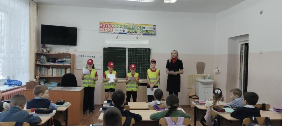 В Козьмодемьянске сотрудники Госавтоинспекции совместно с отрядом ЮИД «12 Маршрут» Козьмодемьянского лицея провели занятия с учениками младших классов