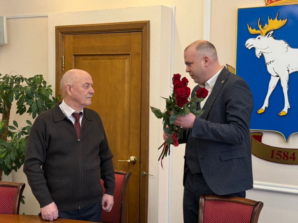 Еженедельная рабочая планерка в администрации города сегодня началась с торжественного и очень теплого момента