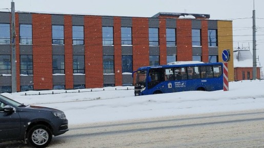В Медведево занесло снегом улицы — проблемы с общественным транспортом