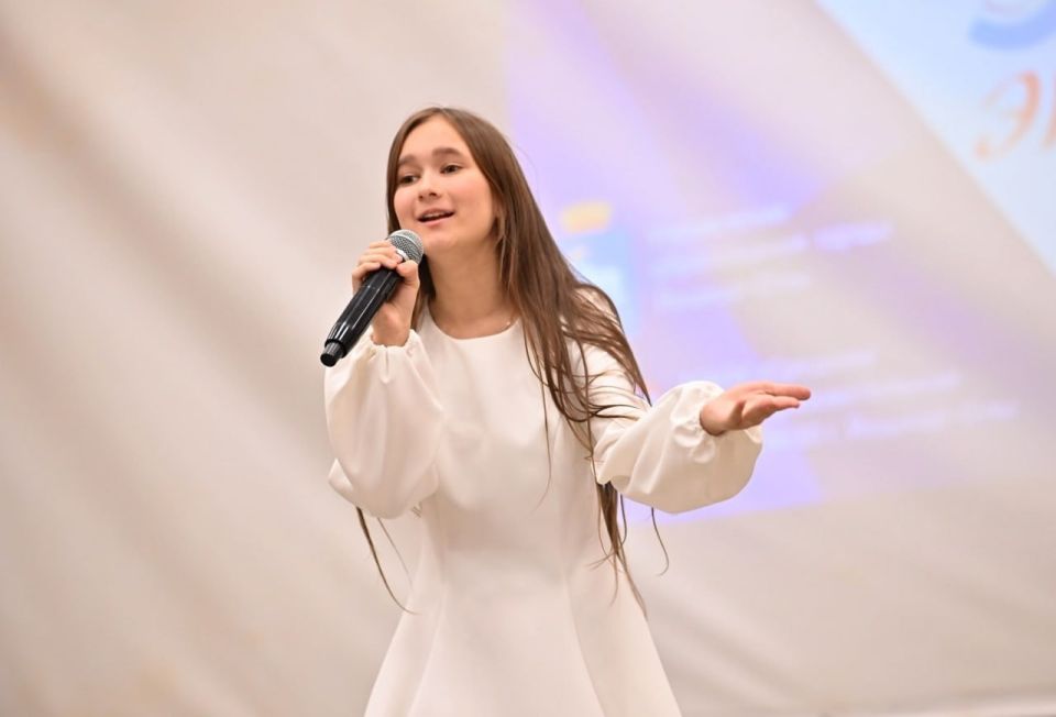 Доброе утро, Йошкар-Ола!. Начинаем неделю с добрых новостей - ученица школы № 30 Анастасия Хорошавина вошла в число финалистов третьего сезона Всероссийского песенного конкурса «Родники.Дети-2026»