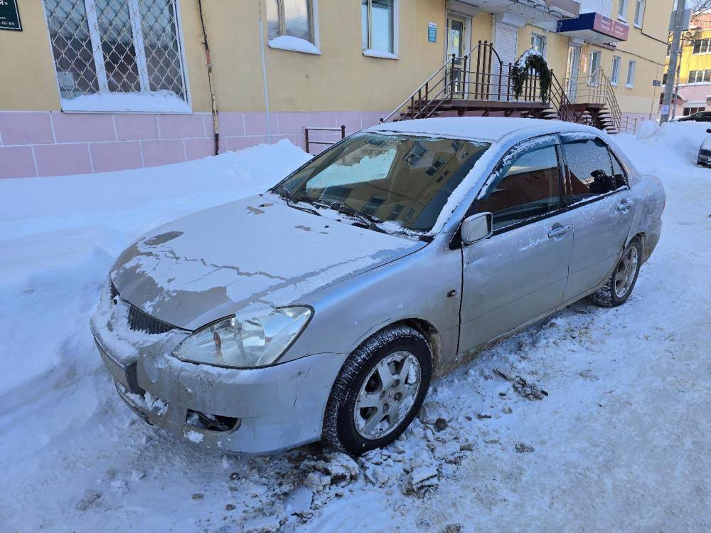Розыск очевидцев. 04.02.2026 около 10 часов в Йошкар-Оле у д. 5 площади Революции неустановленный водитель неустановленной автомашины совершил наезд на припаркованный автомобиль Mitsubishi