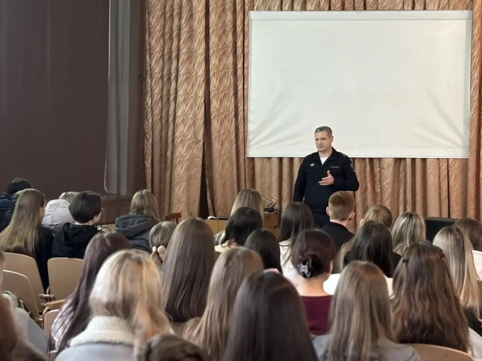 В Республике Марий Эл полицейские проводят информационную акцию «Будь в форме» среди студентов учебных заведений