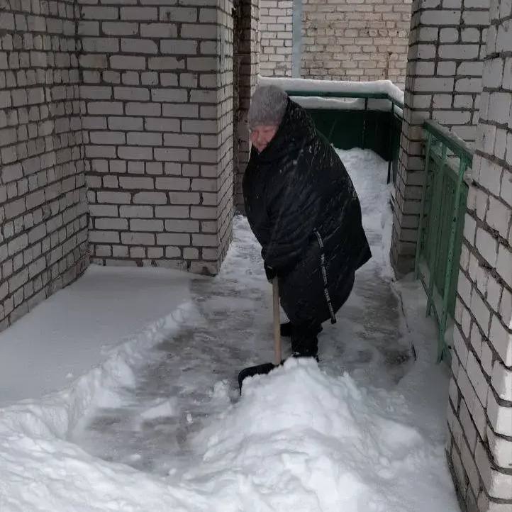 Рано-рано мы встаем, лопаты в руки мы берем! Рано-рано мы встаем, лопаты в руки мы берем!