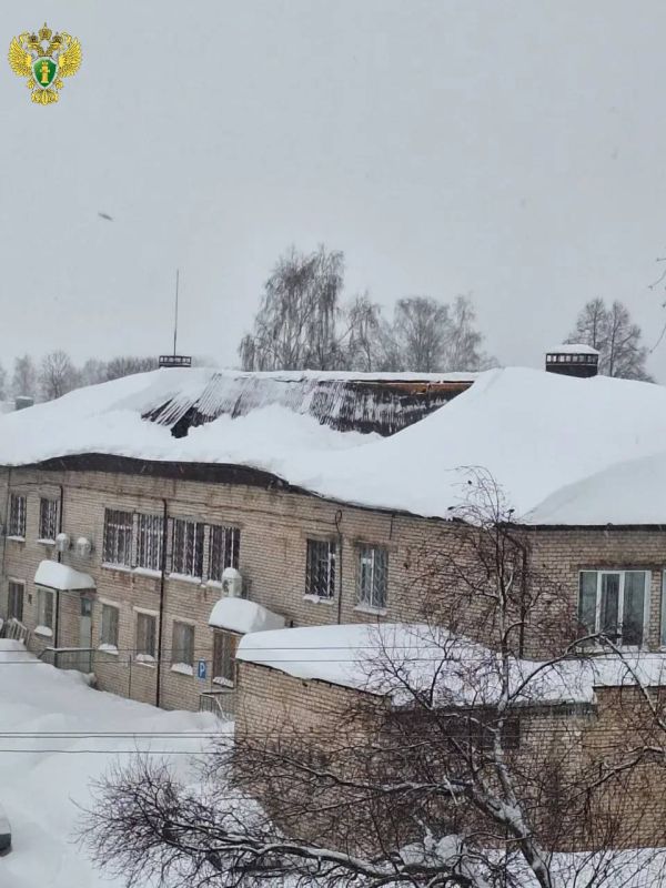 Волжская межрайонная прокуратура проводит проверку по факту частичной деформации кровли административно-хозяйственного здания, расположенного в городском поселении Приволжский Волжского муниципального округа