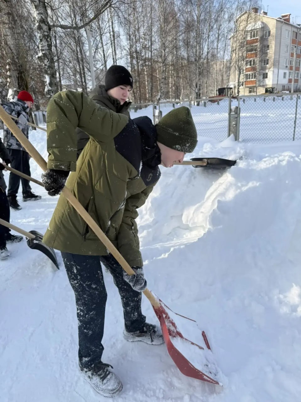 Сегодня учащиеся трудовых отрядов подростков школ №10 и №16 совместно с ООО «Тиса» активно включились в городскую акцию «Снежник» Сегодня учащиеся трудовых отрядов подростков школ №10 и №16 совместно с ООО «Тиса» активно включились в городскую акцию «Снежник»