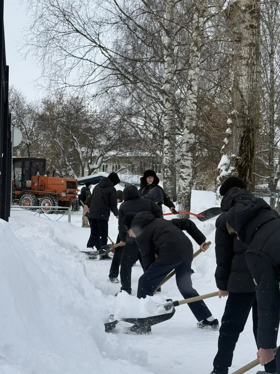 Сегодня учащиеся трудовых отрядов подростков школ №10 и №16 совместно с ООО «Тиса» активно включились в городскую акцию «Снежник» Сегодня учащиеся трудовых отрядов подростков школ №10 и №16 совместно с ООО «Тиса» активно включились в городскую акцию «Снежник»
