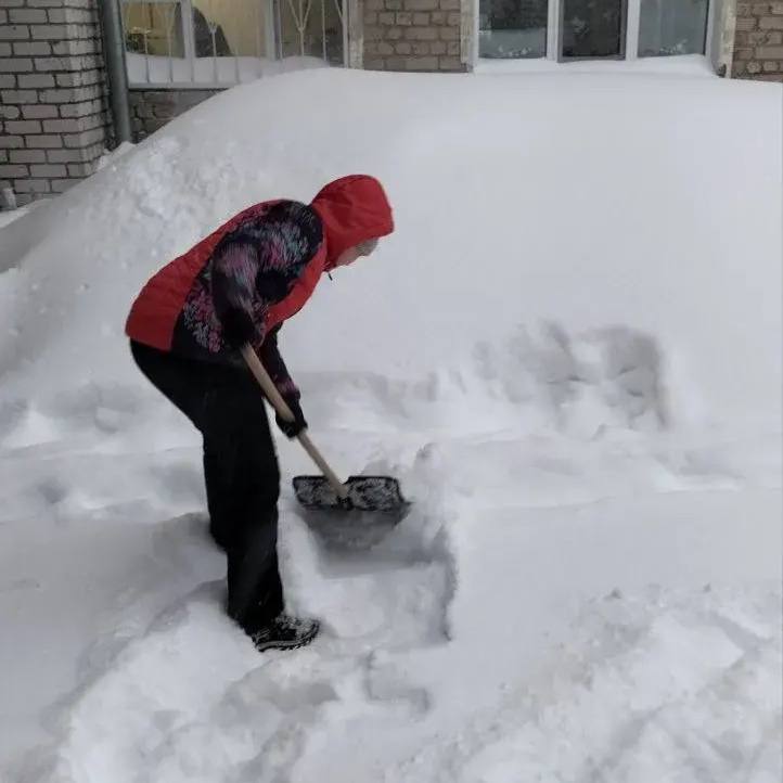 Рано-рано мы встаем, лопаты в руки мы берем! Рано-рано мы встаем, лопаты в руки мы берем!