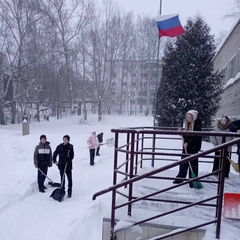 Рано-рано мы встаем, лопаты в руки мы берем! Рано-рано мы встаем, лопаты в руки мы берем!