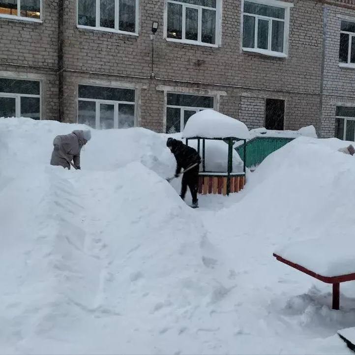 Рано-рано мы встаем, лопаты в руки мы берем! Рано-рано мы встаем, лопаты в руки мы берем!