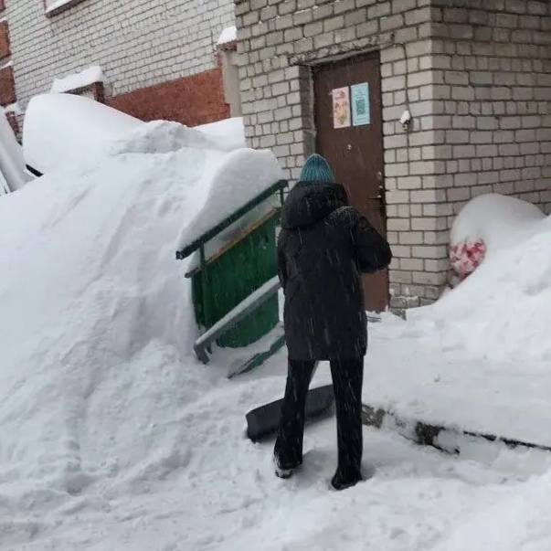 Рано-рано мы встаем, лопаты в руки мы берем! Рано-рано мы встаем, лопаты в руки мы берем!