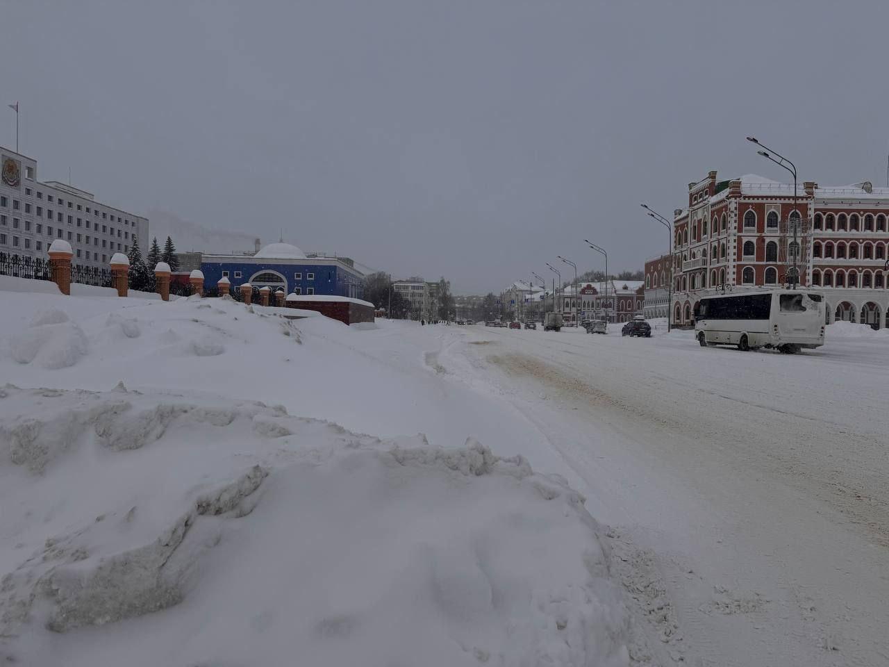 Глава ГО «Город Йошкар-Ола» Евгений Кузьмин поблагодарил коммунальные службы за борьбу со снегом и призвал жителей столицы по возможности не оставлять машины на обочинах, чтобы помочь проехать технике