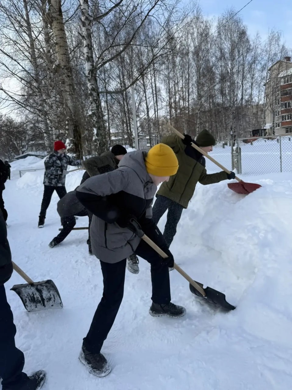 Сегодня учащиеся трудовых отрядов подростков школ №10 и №16 совместно с ООО «Тиса» активно включились в городскую акцию «Снежник» Сегодня учащиеся трудовых отрядов подростков школ №10 и №16 совместно с ООО «Тиса» активно включились в городскую акцию «Снежник»
