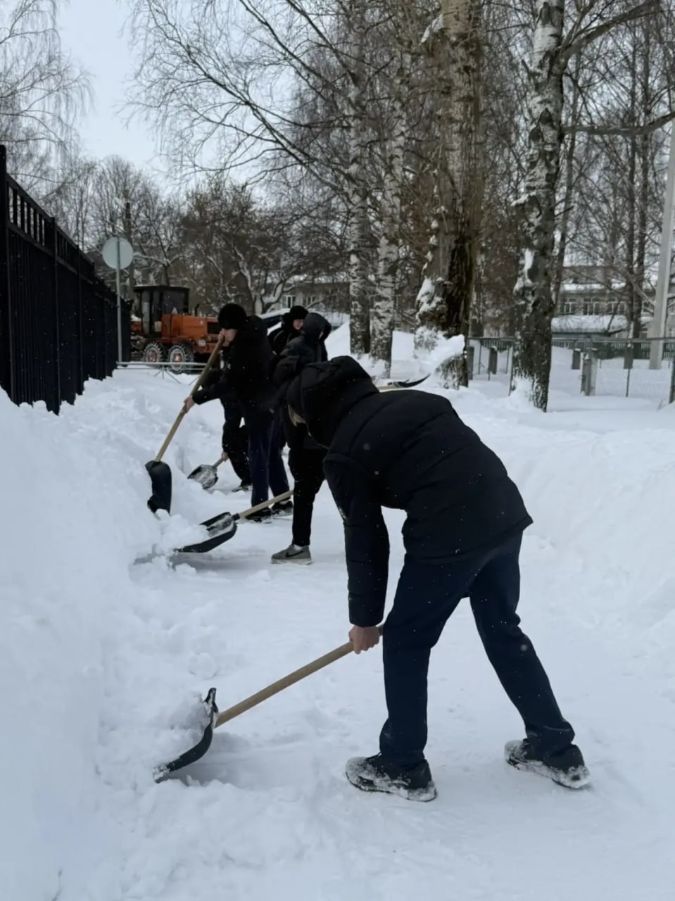 Сегодня учащиеся трудовых отрядов подростков школ №10 и №16 совместно с ООО «Тиса» активно включились в городскую акцию «Снежник»