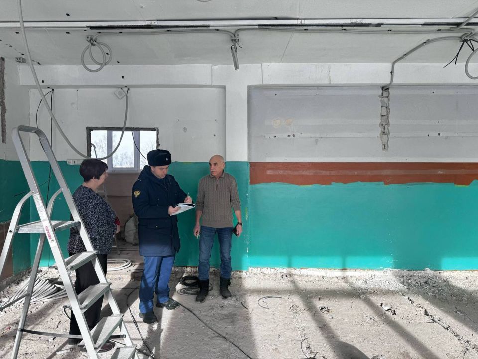 И.о. прокурора Юринского района Ренат Сафин посетил Юринскую среднюю общеобразовательную школу им. С.А. Лосева, где в рамках национального проекта «Молодежь и дети» идет капитальный ремонт здания