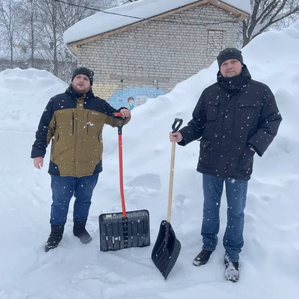 Рано-рано мы встаем, лопаты в руки мы берем! Рано-рано мы встаем, лопаты в руки мы берем!