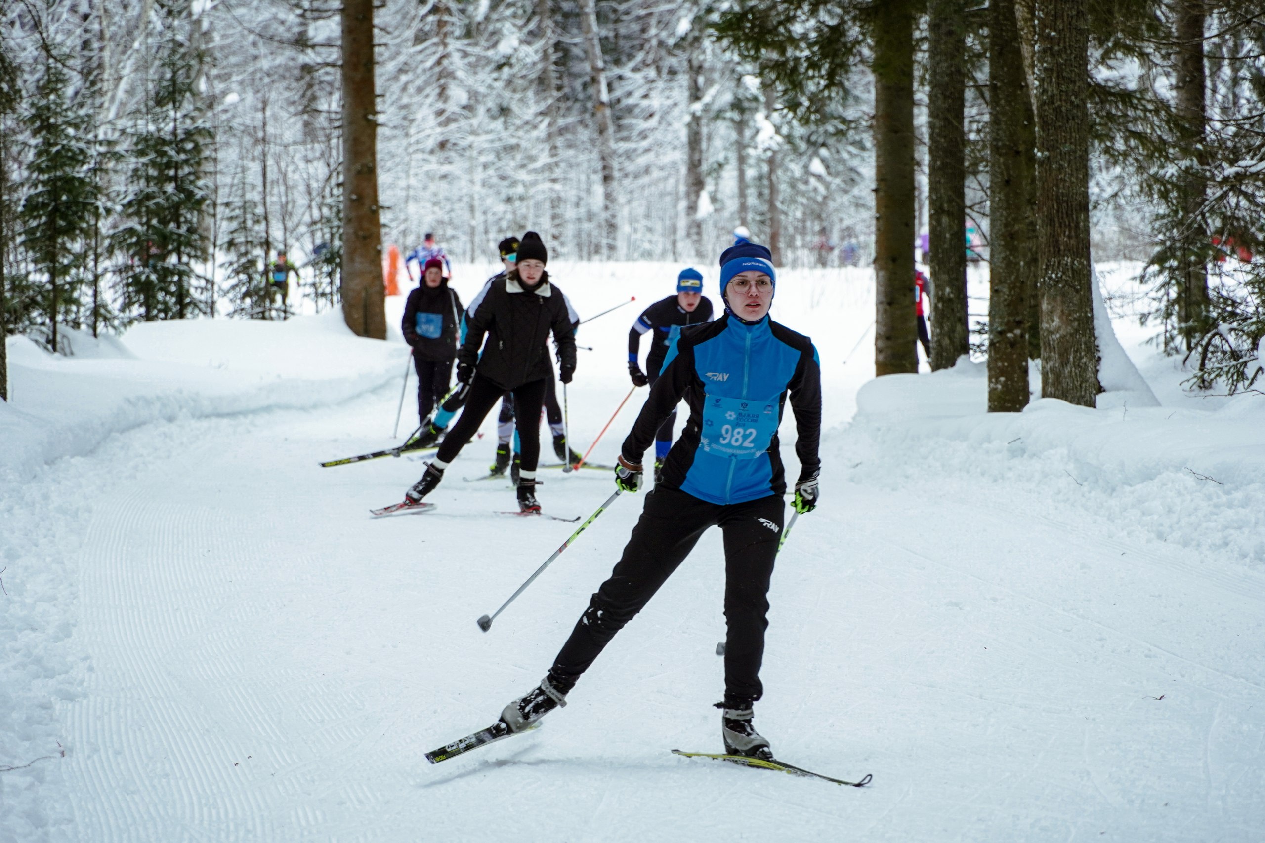 Спорт — в ритме жизни героев: ветераны СВО вышли на лыжню