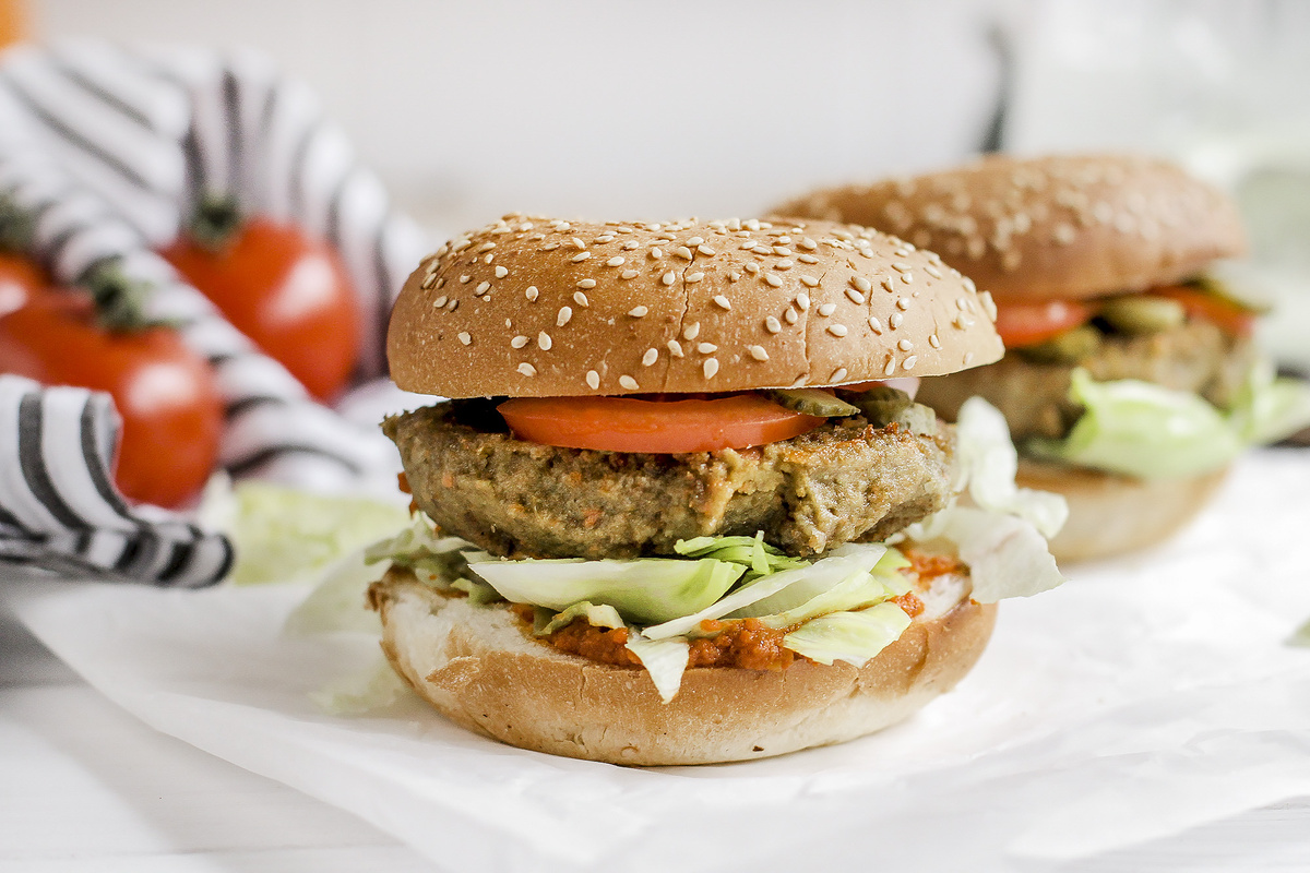 Неповторимый веджибургер с чечевичными котлетами и соусом Харисса