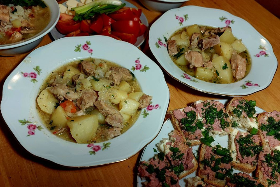 Простой ужин за час: картофель со свининой в мультиварке