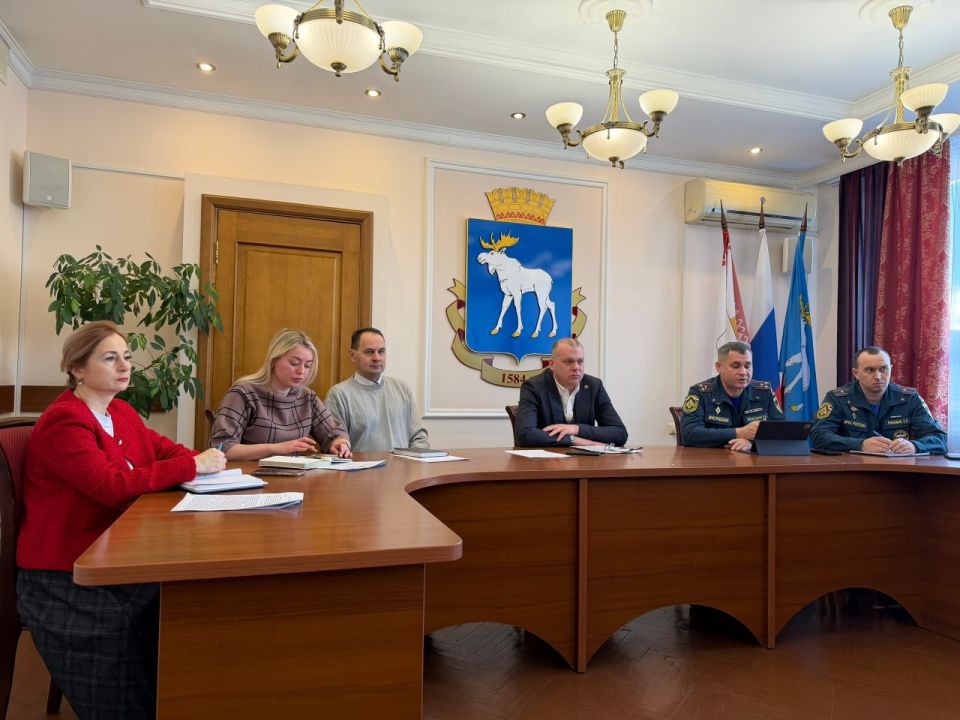 В администрации города под руководством заместителя мэра Глеба Безденежных состоялось плановое рабочее совещание с представителями управляющих компаний и ТСЖ