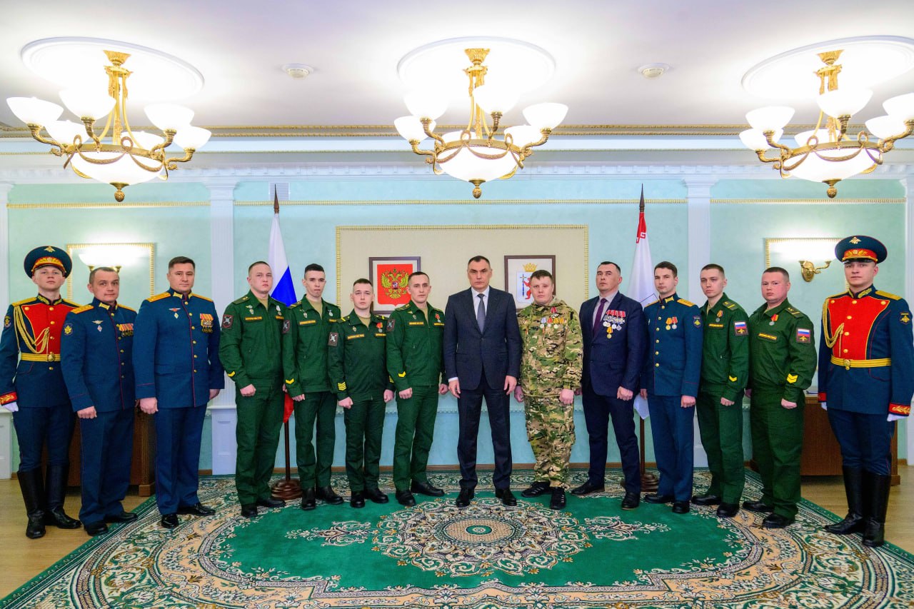 В преддверии Дня защитника Отечества Глава Марий Эл вручил военнослужащим государственные награды, которых они удостоены указом Президента Российской Федерации