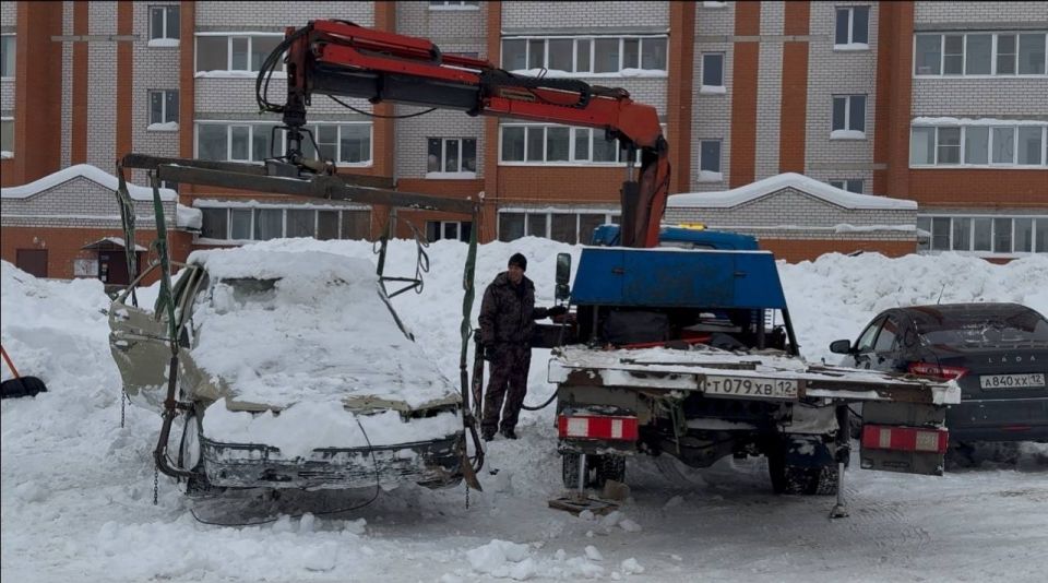 Брошенный (разукомплектованный) транспорт, длительное время стоящий во дворах без движения, перемещается на специализированную стоянку