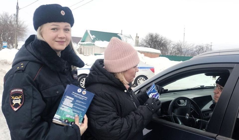 Билеты в кино, ароматизаторы и открытки дарили мужчинам-водителям сотрудницы ГАИ в Марий Эл