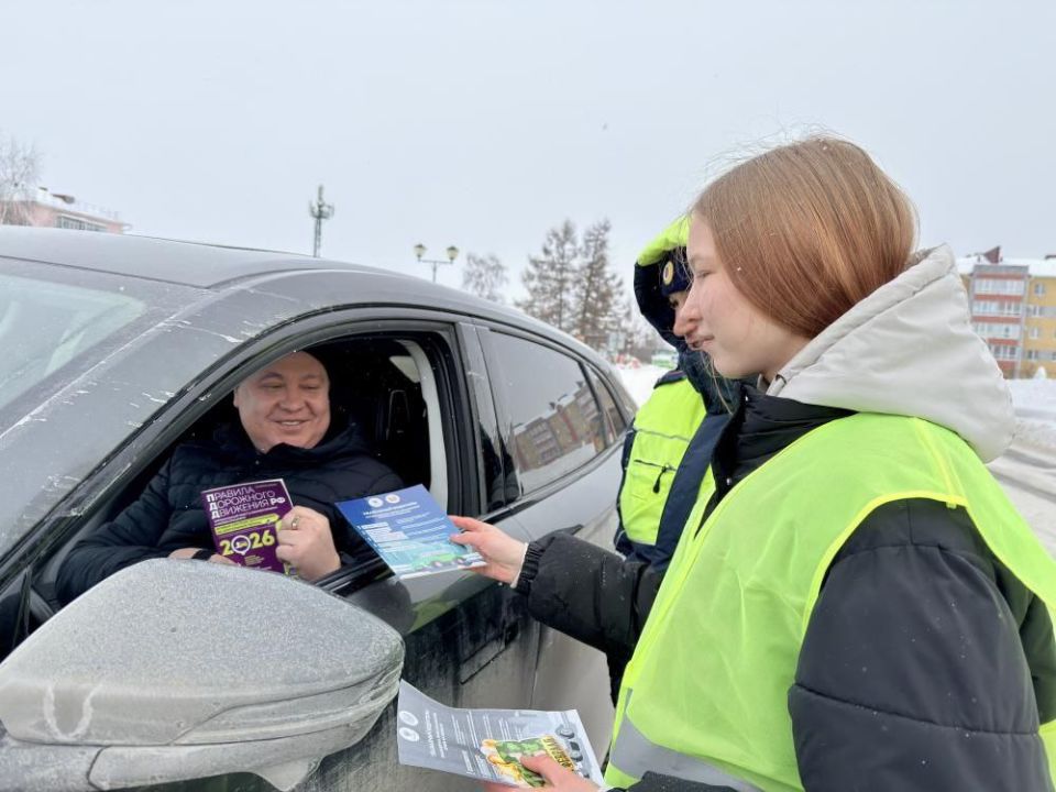 В Звенигове автоинспекторы и юнармейцы поздравили автомобилистов с наступающим Днем защитника Отечества