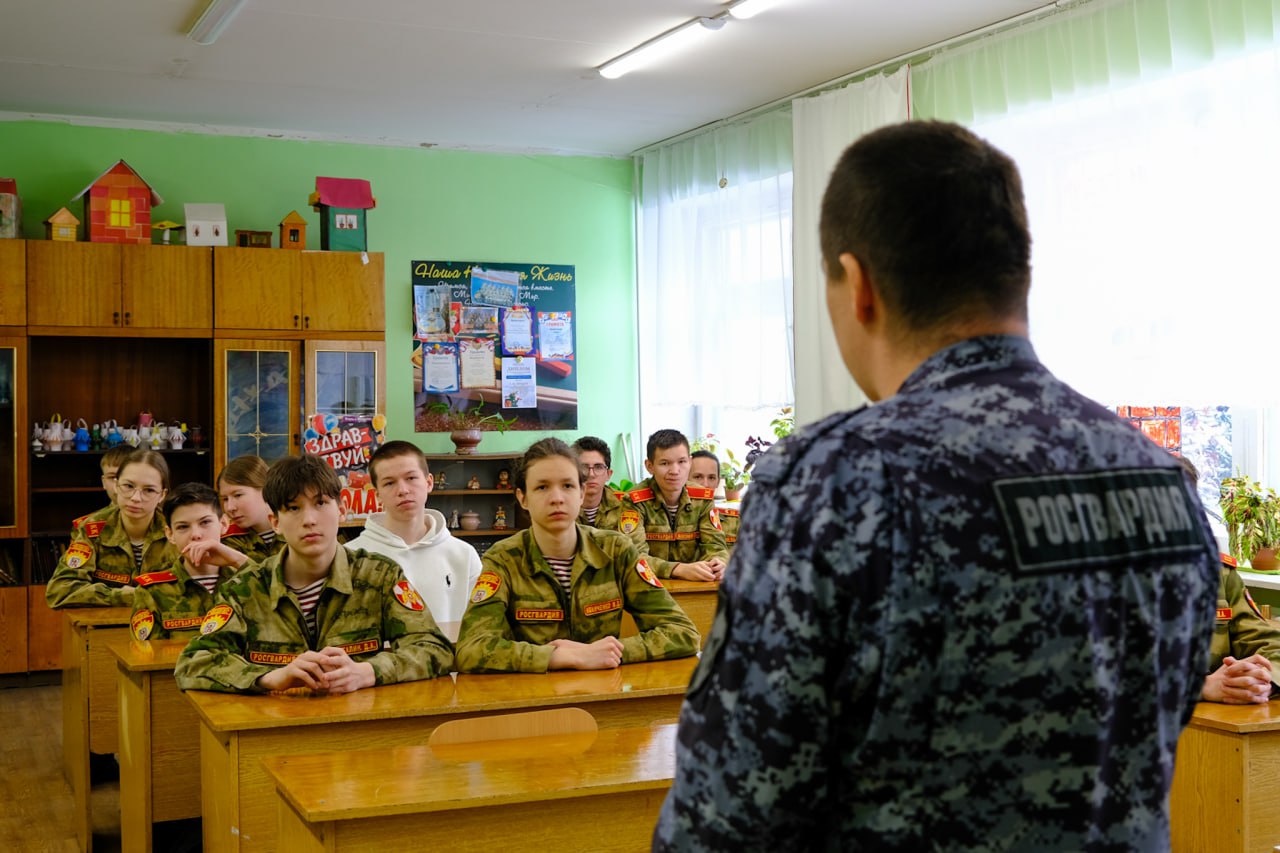 В школе № 15 Йошкар-Олы прошло патриотическое мероприятие для учеников подшефного класса Росгвардии по Марий Эл В школе № 15 Йошкар-Олы прошло патриотическое мероприятие для учеников подшефного класса Росгвардии по Марий Эл