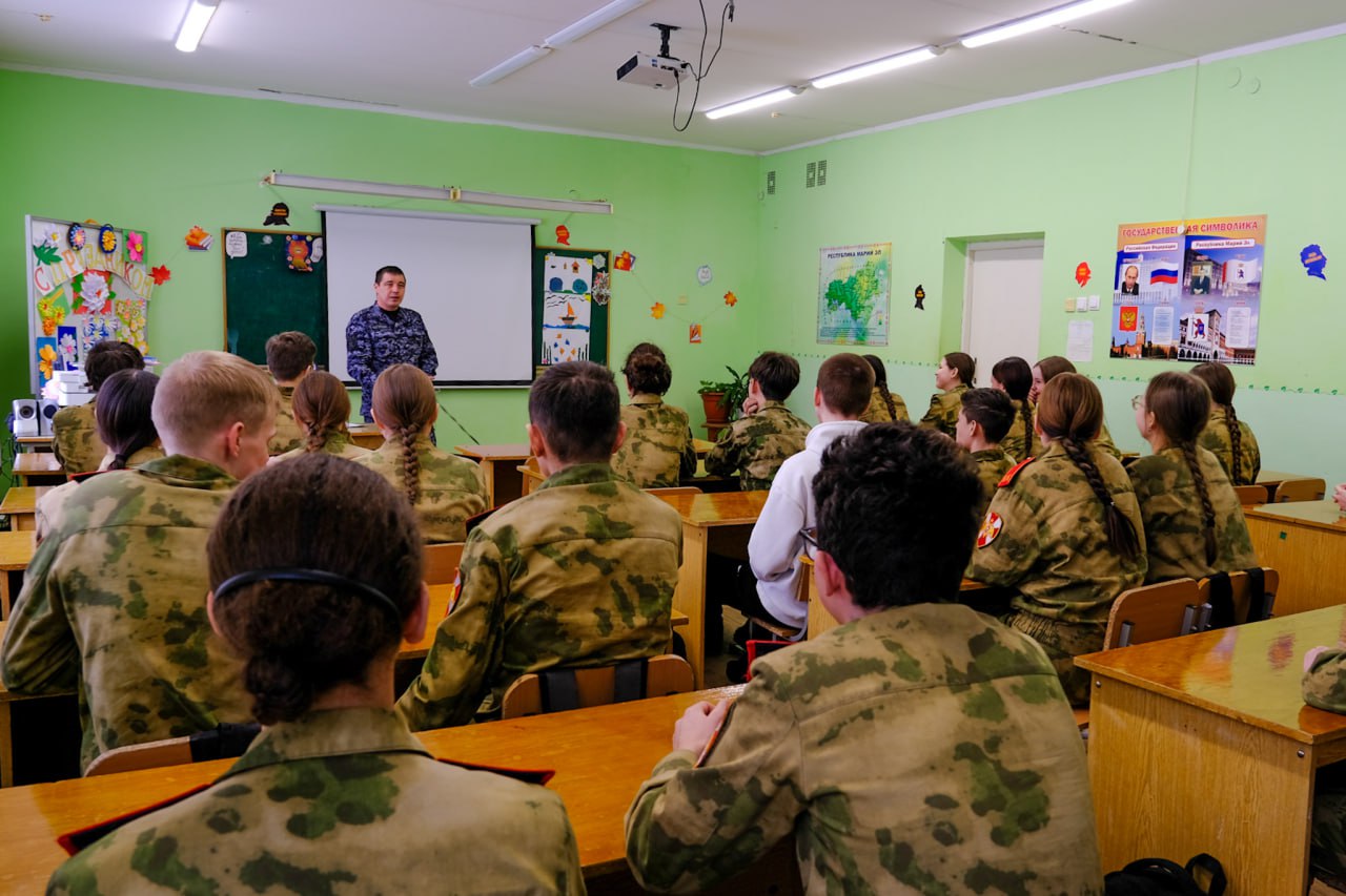 В школе № 15 Йошкар-Олы прошло патриотическое мероприятие для учеников подшефного класса Росгвардии по Марий Эл