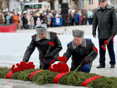 Прокурор Республики Марий Эл Илдус Нафиков принял участие в торжественной церемонии возложения цветов к монументу Воинской Славы и Вечному огню, отдав дань уважения защитникам Отечества