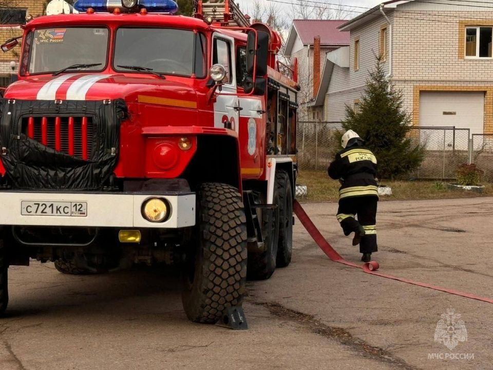 Неправильная парковка автомобиля - серьезное препятствие проезда пожарно-спасательной техники к месту вызова