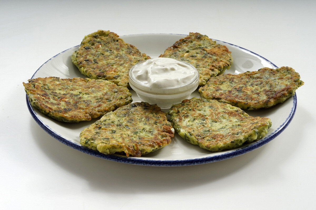 Нежные кабачковые оладьи с фетой и шпинатом