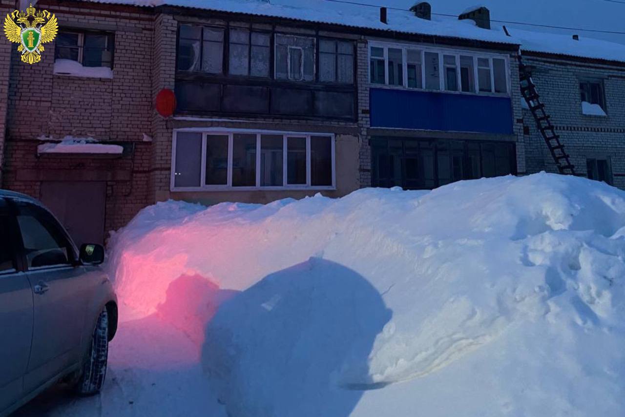 Прокуратура Юринского района начала проверку по информации о частичной деформации крыши многоквартирного дома на улице Садовой д. Быковка