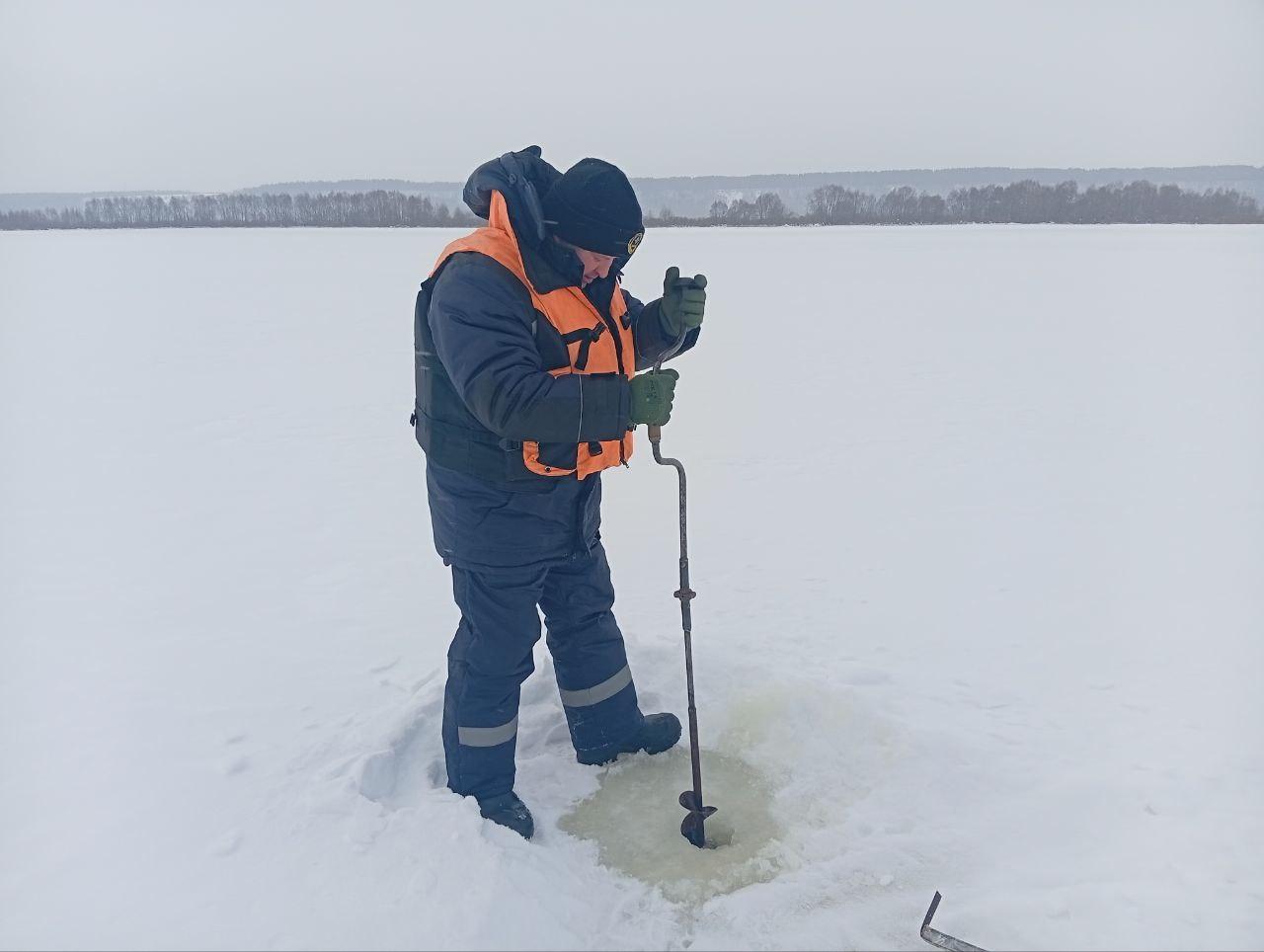 Спасатели МАСС провели еще одни замеры льда на реках Марий Эл. В некоторых местах под снегом наблюдается вода, а ледовое покрытие рыхлое