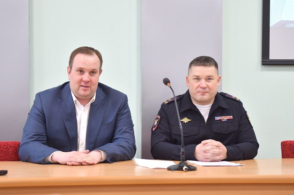 В рамках акции #Вместезабезопасностьнадорогах начальник управления Госавтоинспекции МВД по Марий Эл Владимир Мухачёв встретился с коллективом Марийского машиностроительного завода