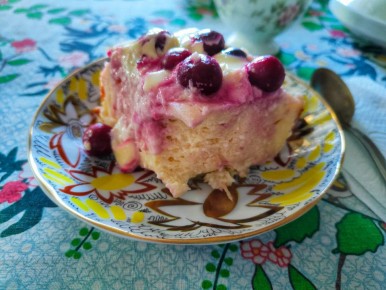 Мягкая творожная запеканка с ягодами: простой рецепт