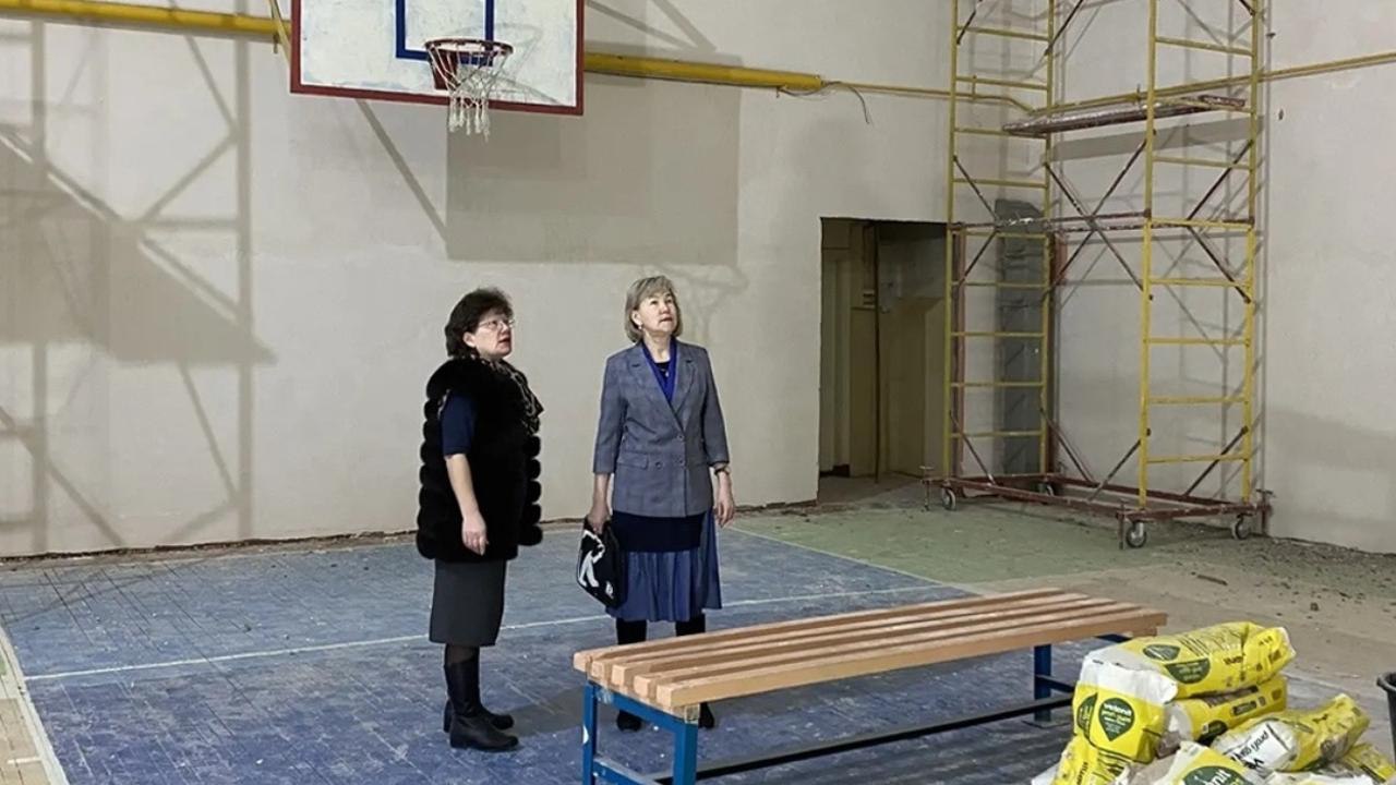 Партийный десант проверил ремонт школы в посёлке Сернур