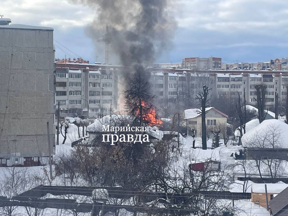 В Йошкар-Оле полыхает частный дом